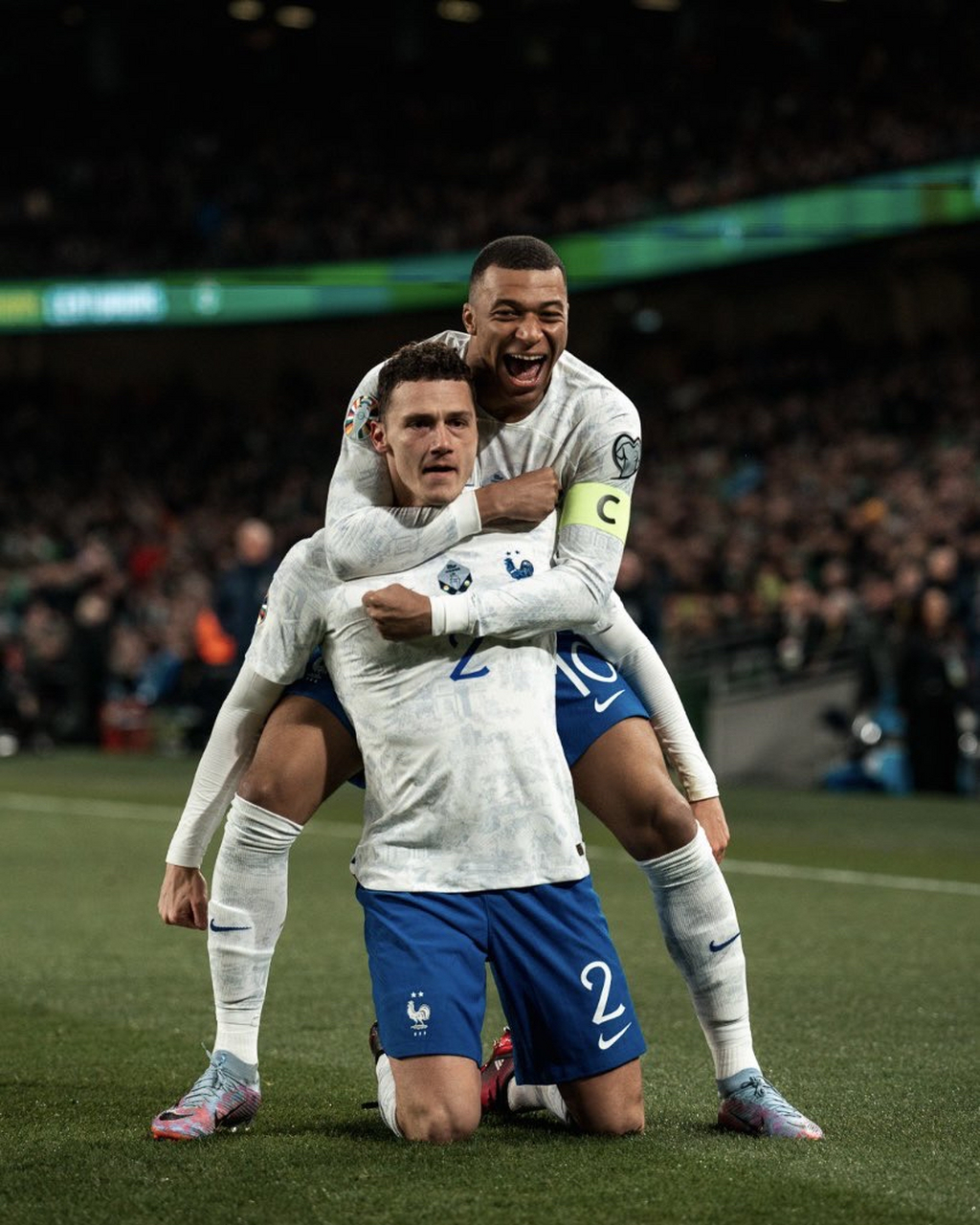 波兰横扫AC米兰,库尔图瓦点燃赛场 波兰横扫AC米兰,库尔图瓦点燃赛场