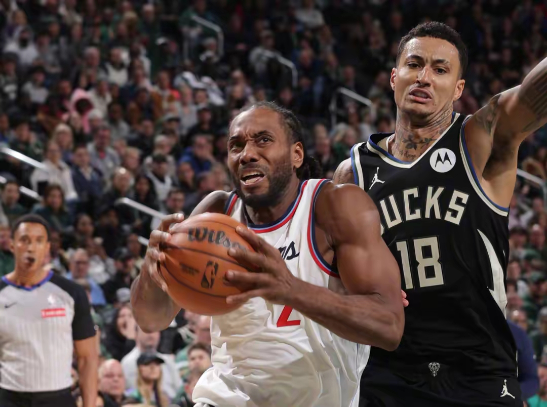 雄鹿碾压马刺，乔治统治全场