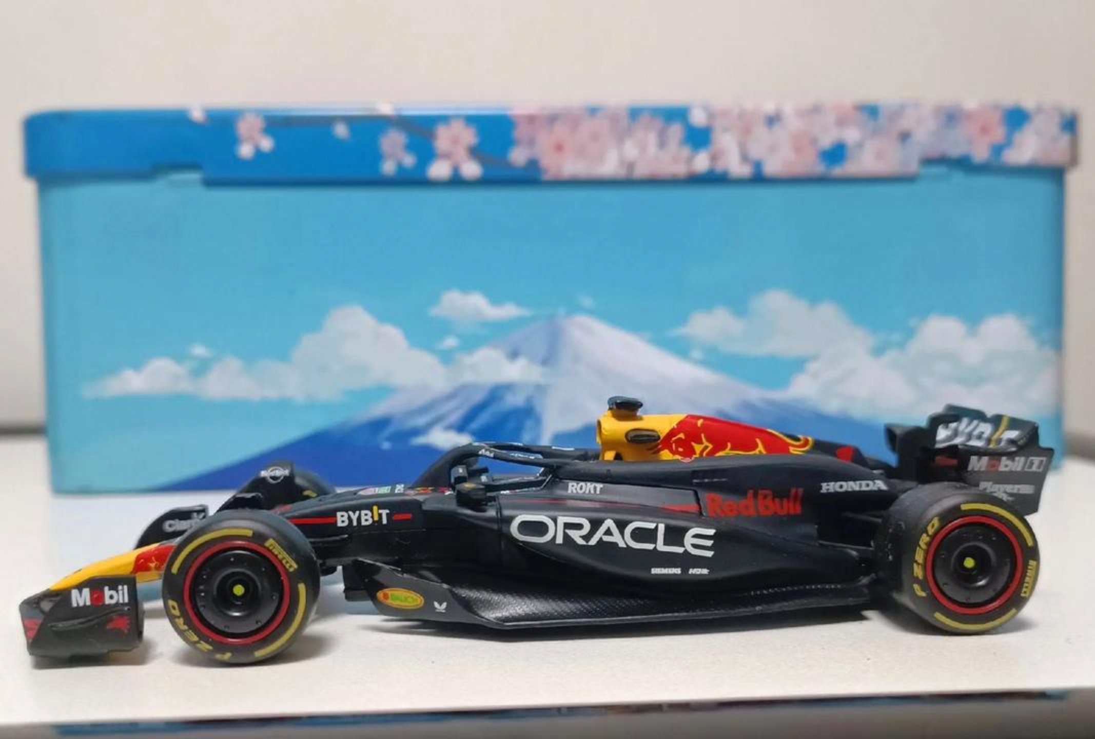 红牛车队鏖战阿斯顿马丁，汉密尔顿高光表现