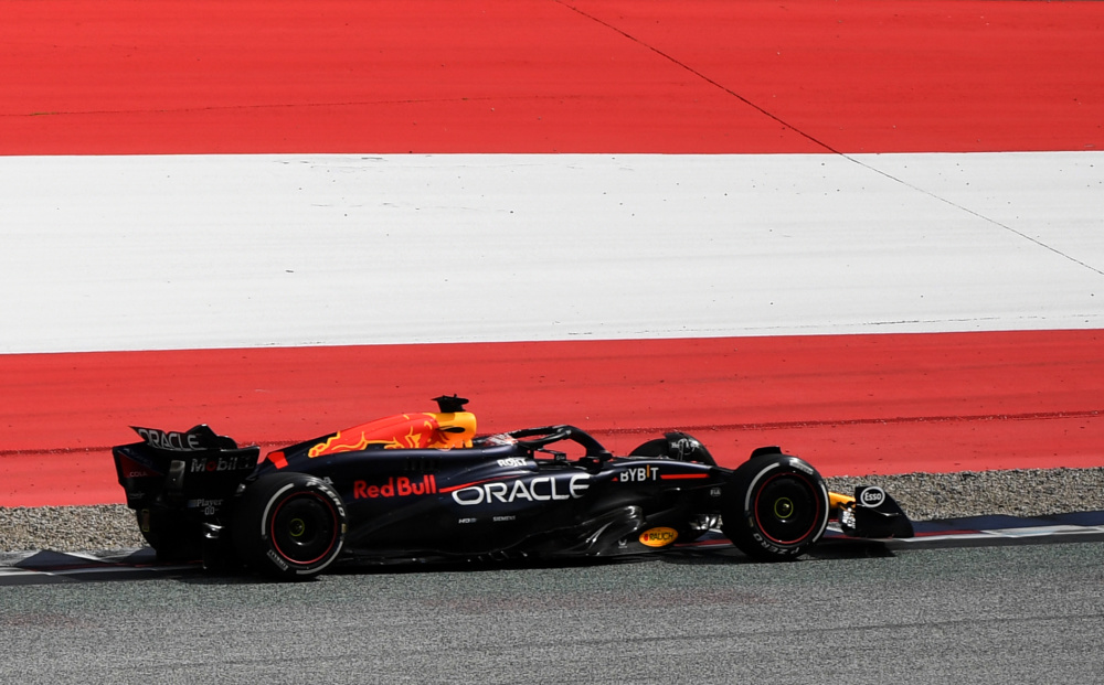 梅赛德斯轻取索伯车队,塞恩斯关键制胜 梅赛德斯轻取索伯车队,塞恩斯关键制胜