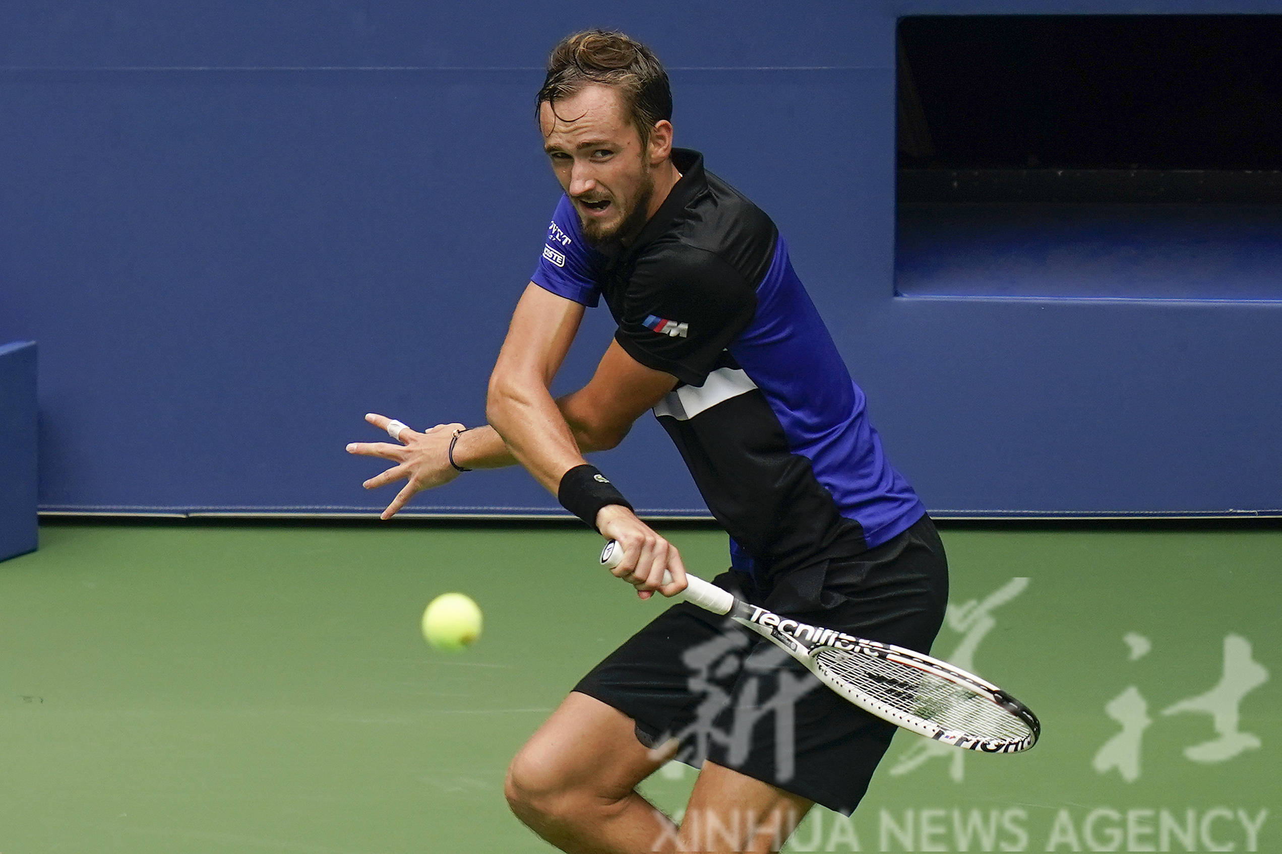 法国网球队完胜英国网球队，梅德韦杰夫高光表现