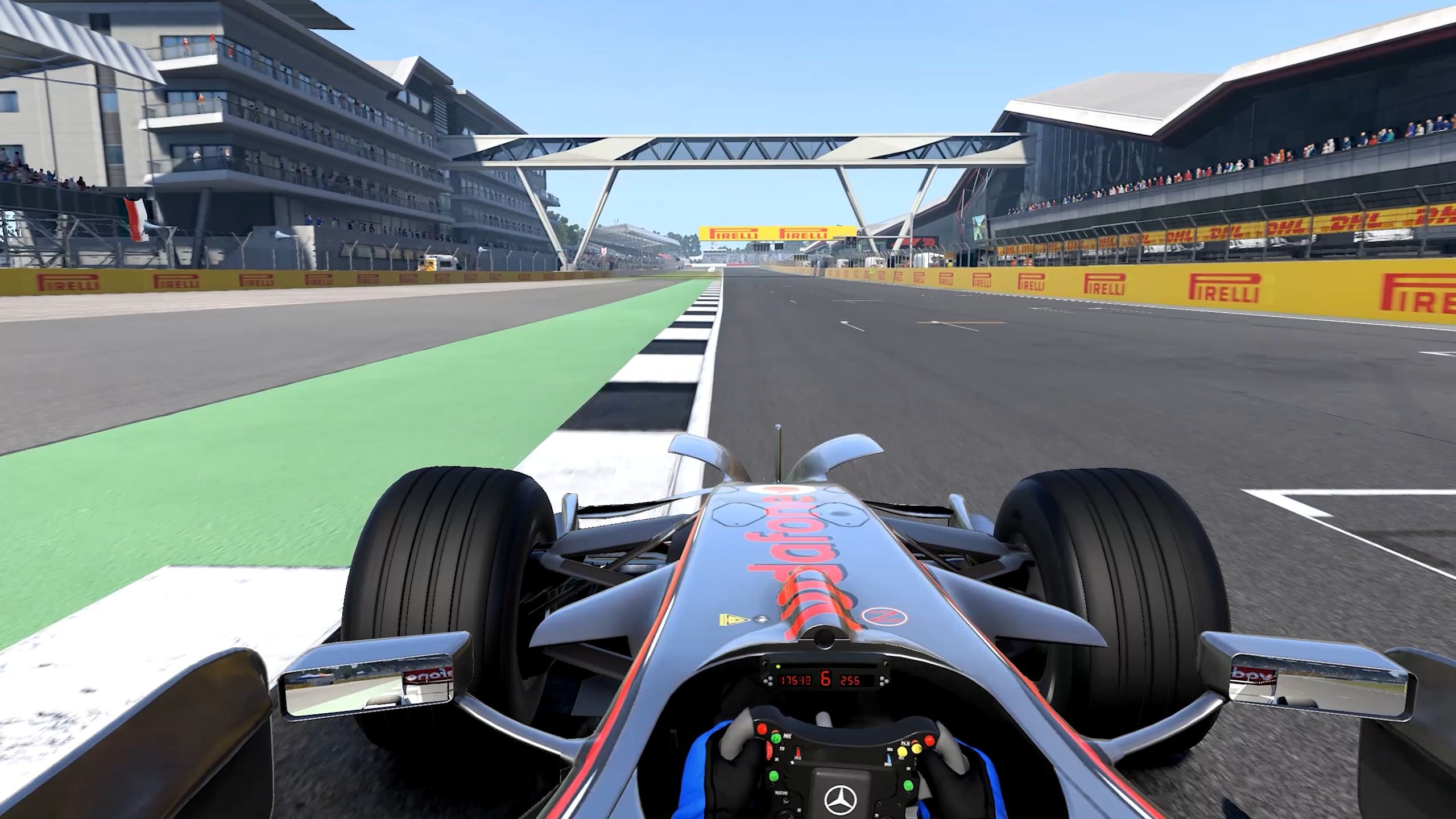 迈凯伦轻取哈斯车队,汉密尔顿点燃赛场 迈凯伦轻取哈斯车队,汉密尔顿点燃赛场