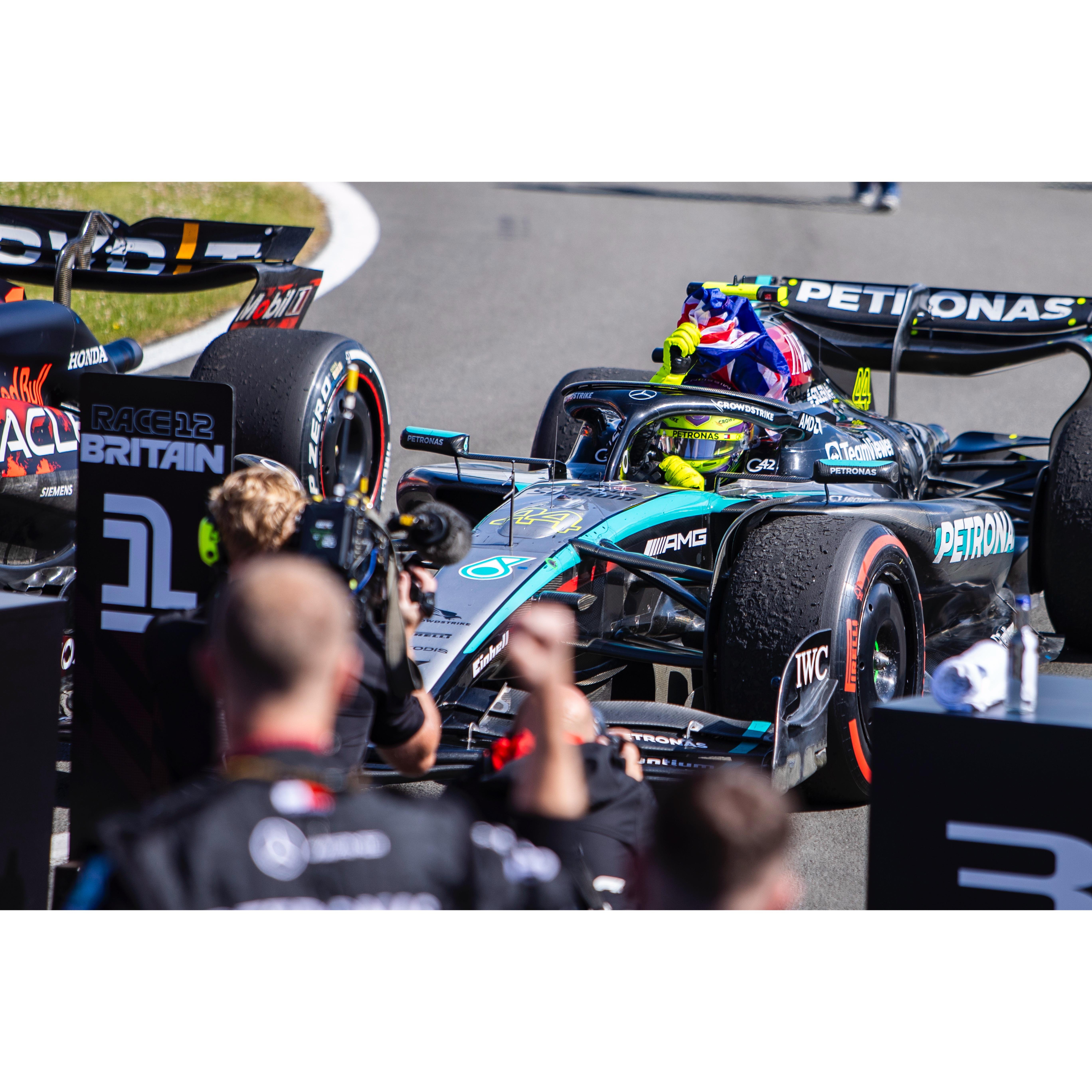 迈凯伦轻取哈斯车队,汉密尔顿点燃赛场 迈凯伦轻取哈斯车队,汉密尔顿点燃赛场