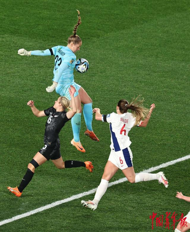 新西兰女足遭遇瑞典强敌，全神贯注
