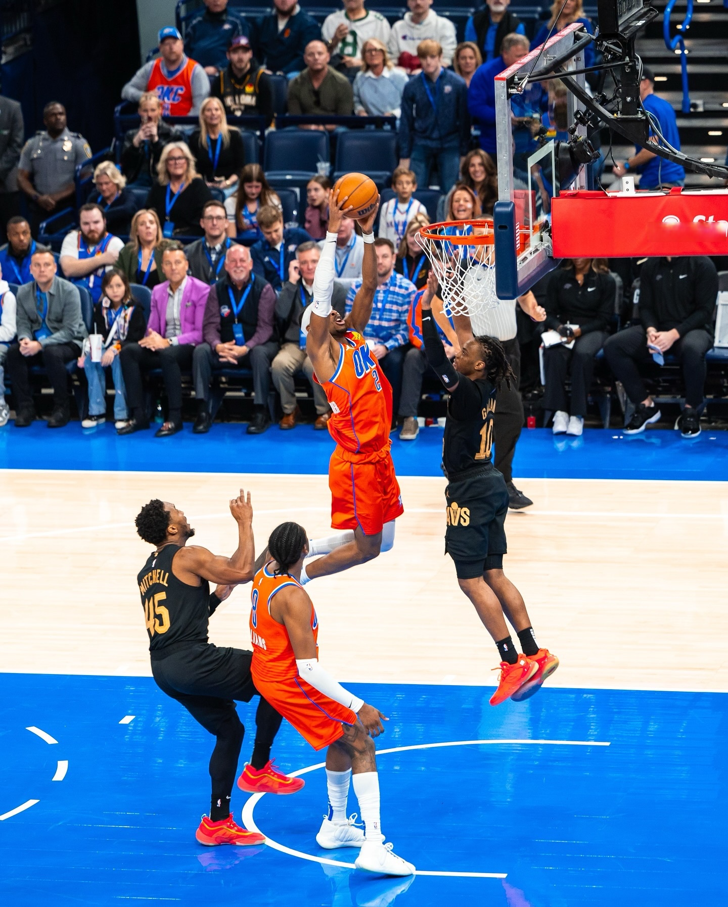 骑士队客场取胜，再战尼克斯队备战决赛