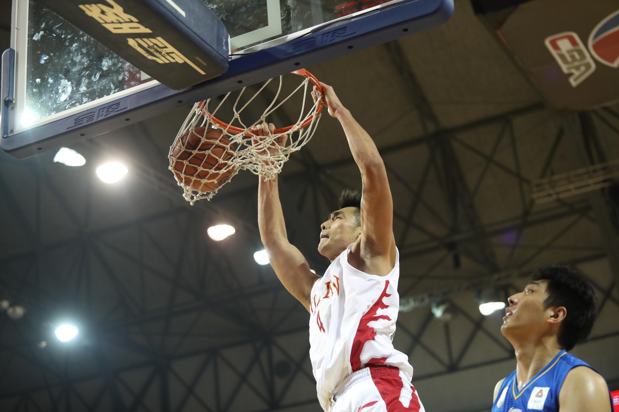 青岛队与江苏队交锋擦出火花