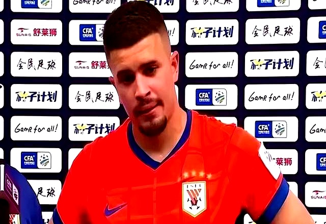 比赛结束后，球队球员面临媒体采访压力