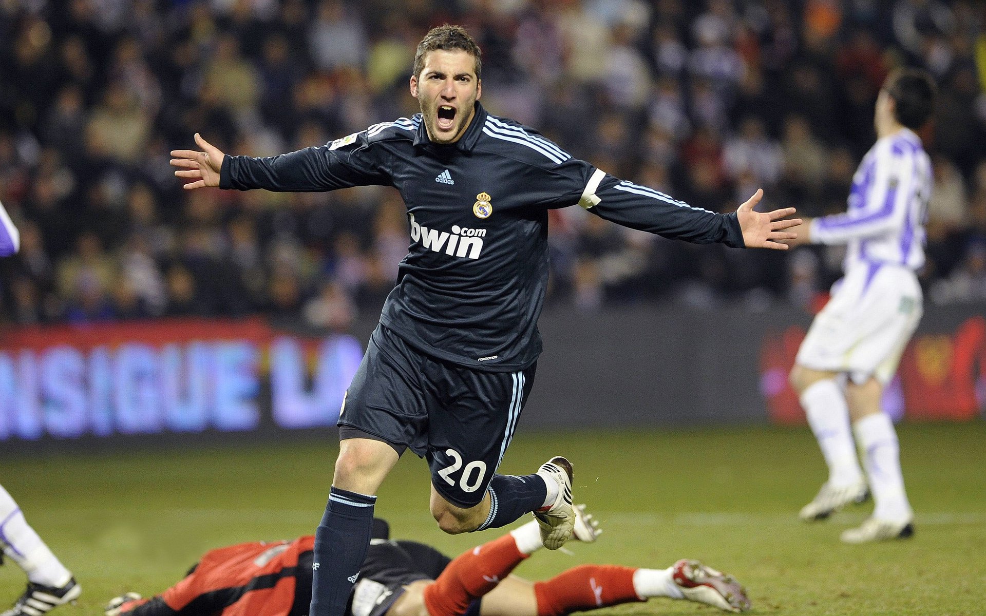 赛道与球场，F1街道赛焦点战与广厦队强压奇才的双重奏