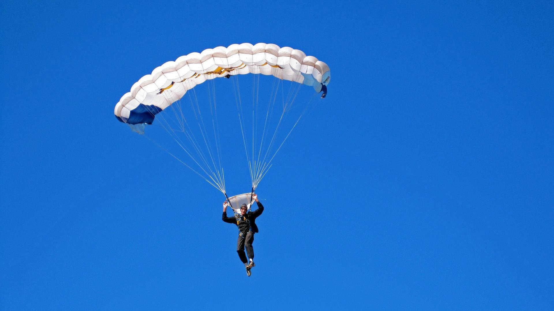 赛道上的终局逆转，拉塞尔高光时刻，迈凯伦绝杀哈斯车队