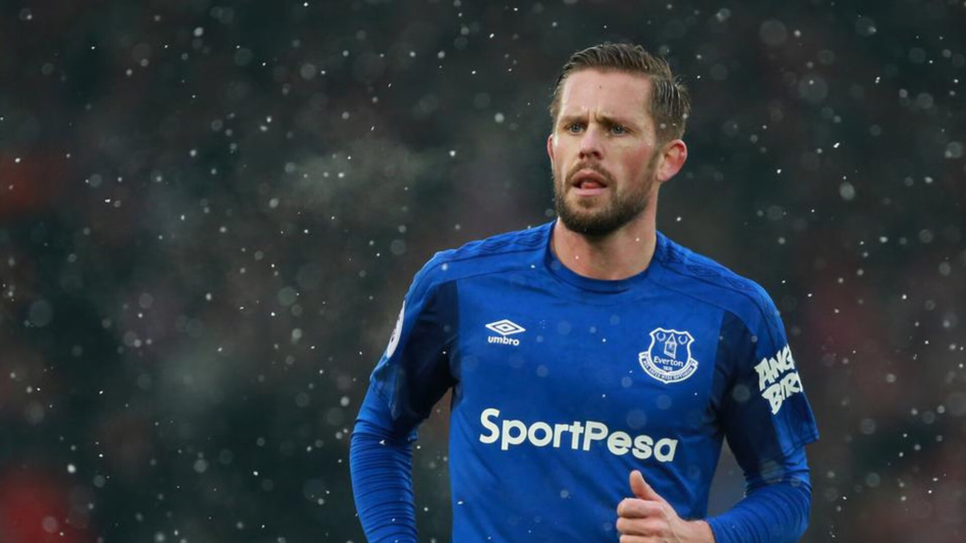 赛道上的终局逆转，拉塞尔高光时刻，迈凯伦绝杀哈斯车队